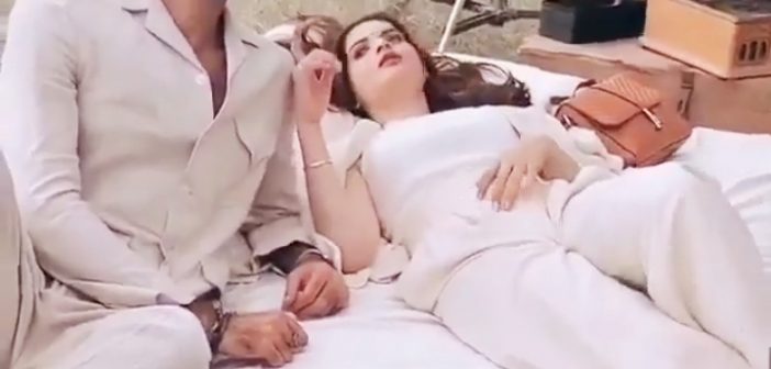 اداکارہ منال خان کے شوٹنگ کے دوران سونے کے انداز پر تنقید